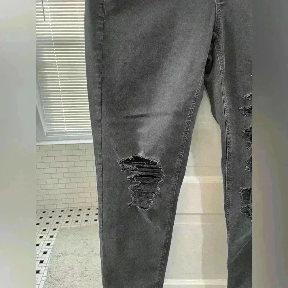 NWT American Eagle dark grey ripped tomgirl stretchy jeans size 2 short - Picture 9 of 10